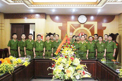 Trung tướng, GS.TS Nguyễn Xuân Yêm, Giám đốc Học viện CSND và đại diện các đơn vị chụp ảnh lưu niệm với lãnh đạo và cán bộ Văn phòng Học viện